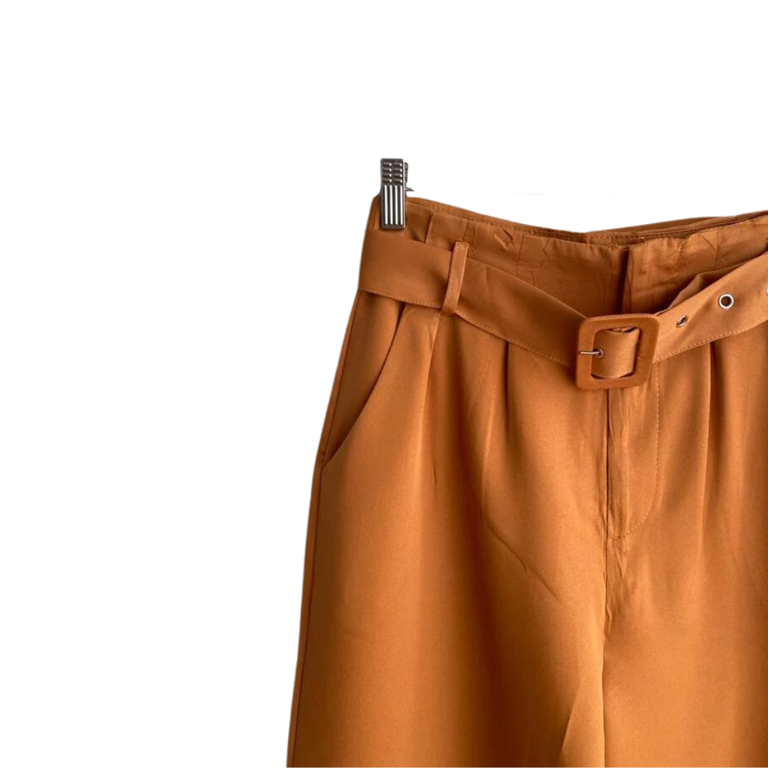 Pantalón naranja con cinto