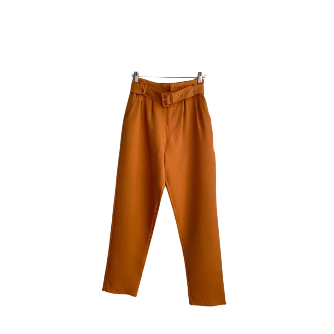 Pantalón naranja con cinto