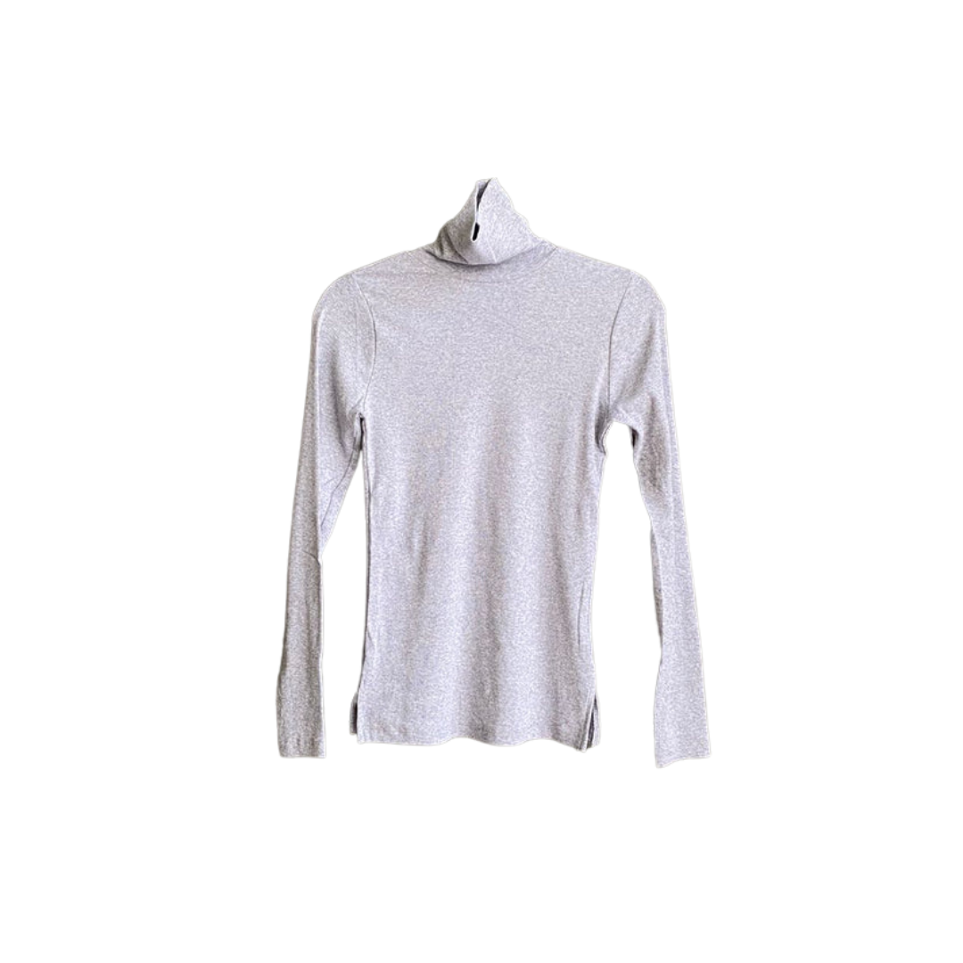 Blusa gris ligera cuello alto