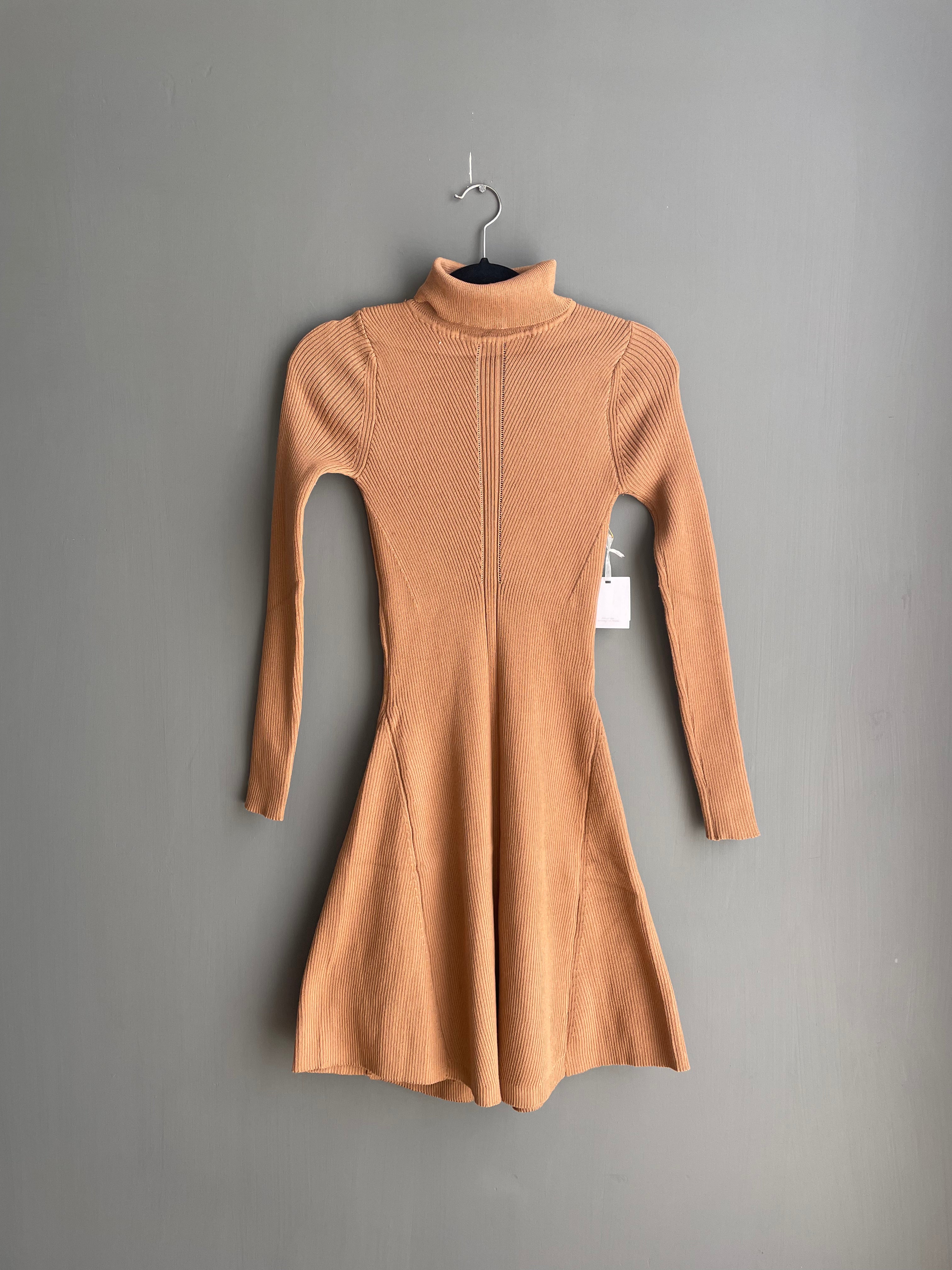 Vestido cuello alto y manga larga café